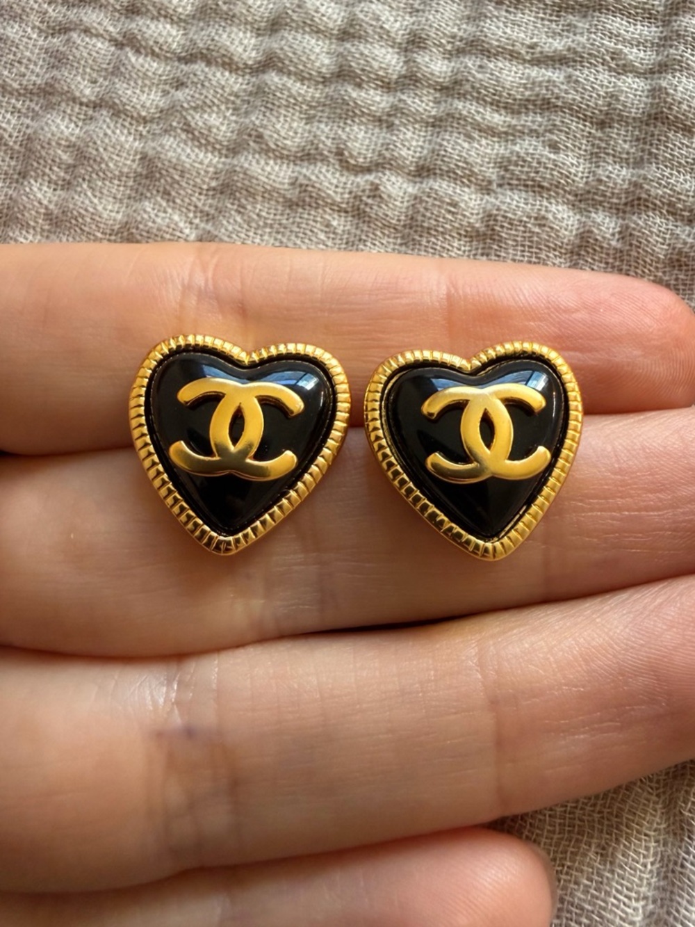 💛CHANEL Black and Gold Heart CC Stud Earrings🖤